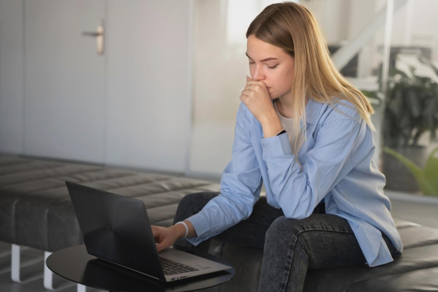 Espace de travail calme avec carnet et café, symbolisant la réflexion sur ses habitudes financières